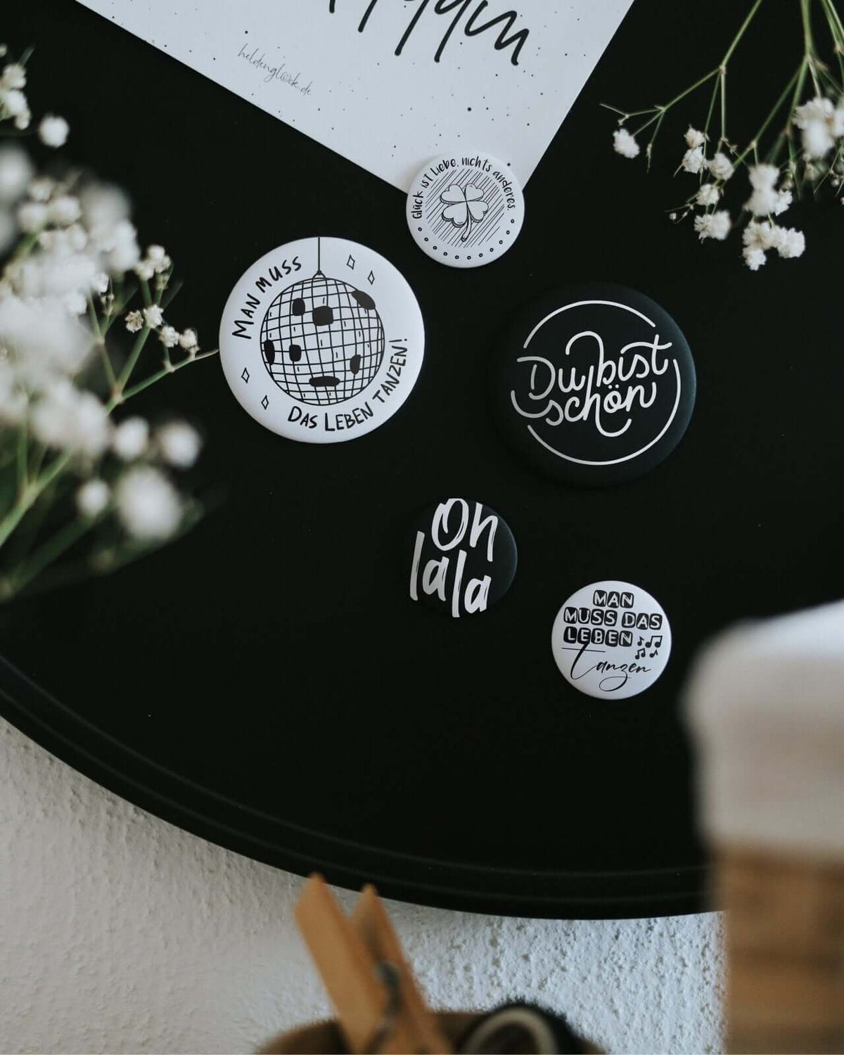 Magnete mit Spruch oder Motiv Das Leben tanzen · klein in schwarz weiss