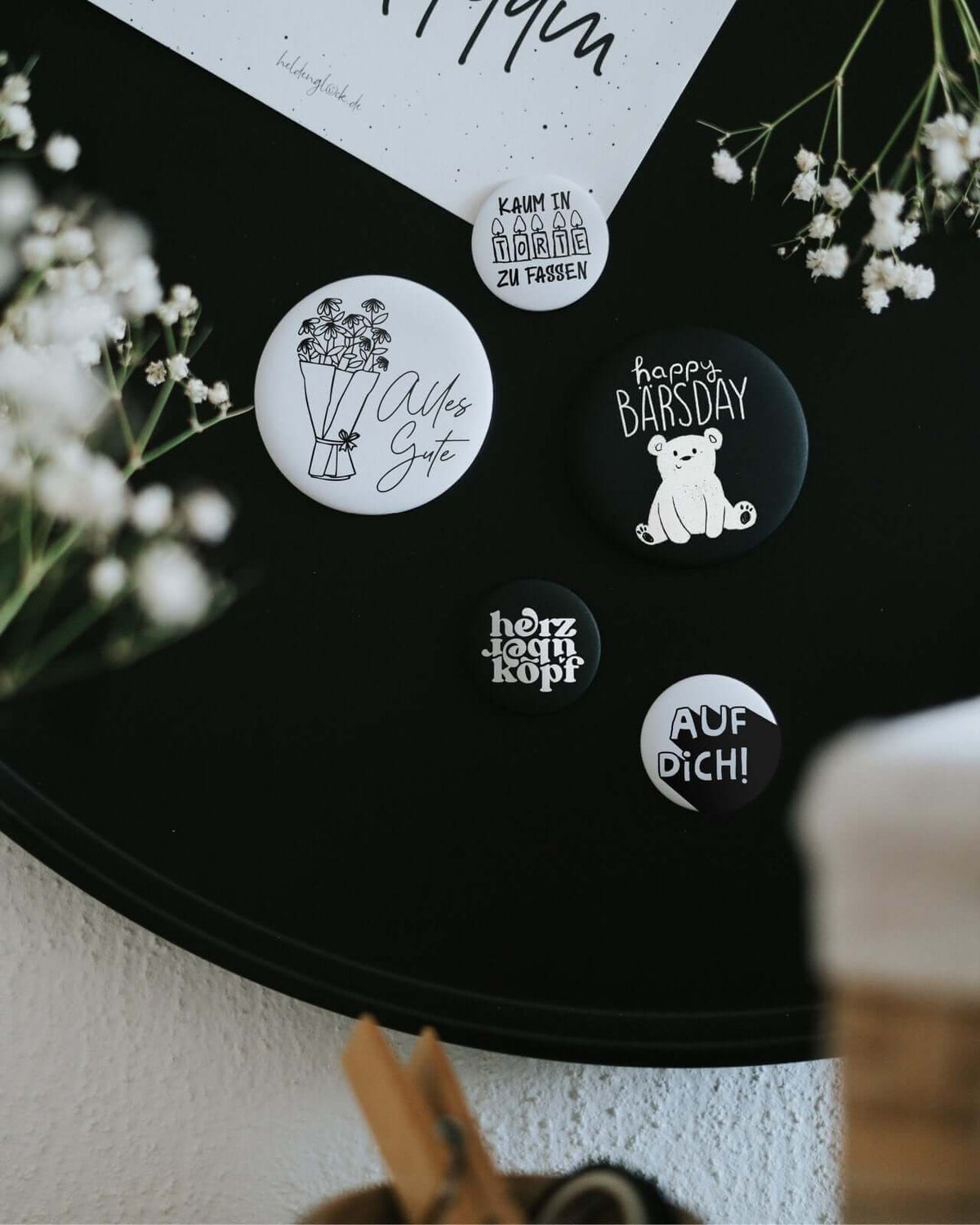 Magnete mit Spruch oder Motiv Auf dich · klein in schwarz weiss