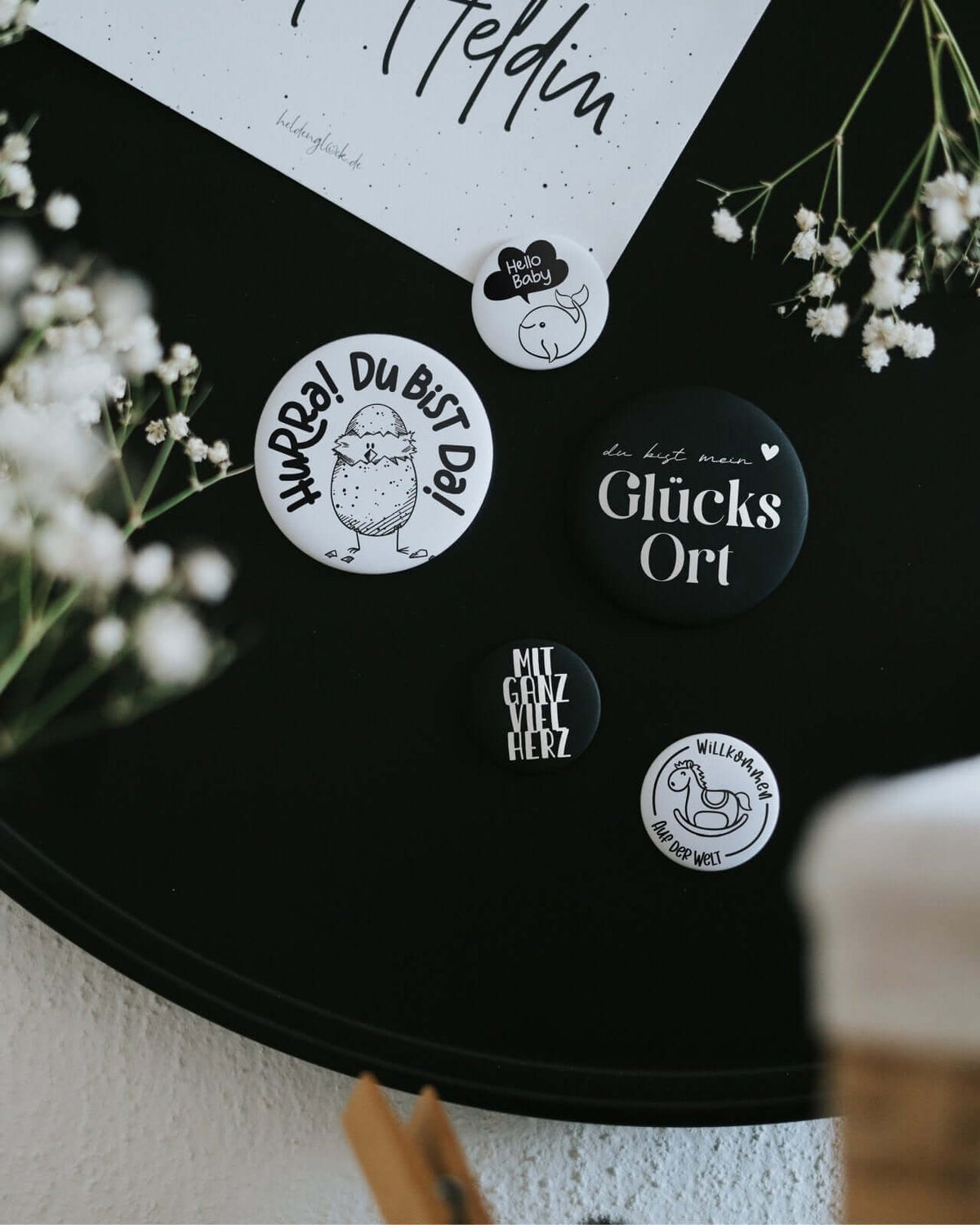 Magnete mit Spruch oder Motiv Hello Baby · klein in schwarz weiss