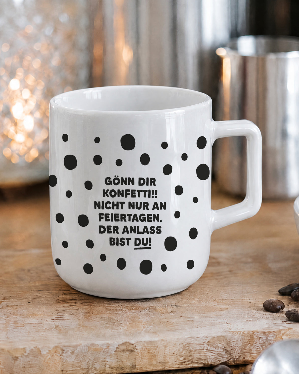 Porzellantasse mit Punkte-Muster und Spruch „Gönn dir Konfetti! Der Anlass bist du!“