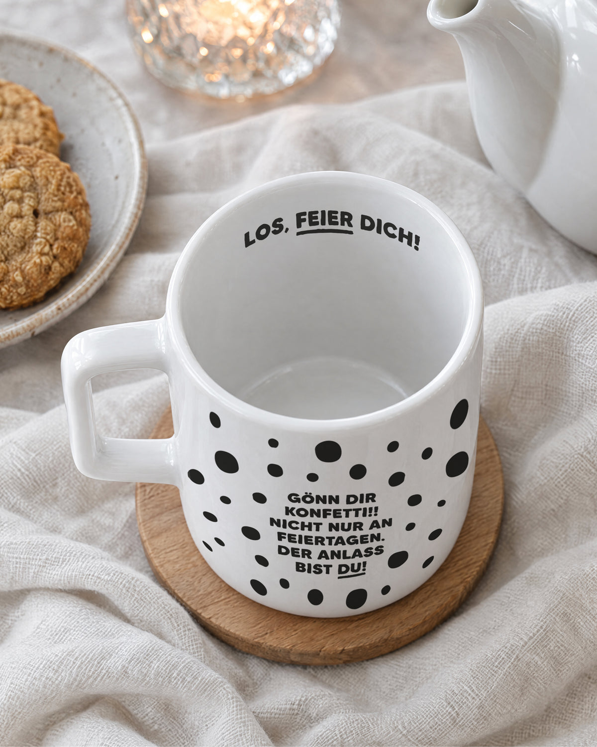 Blick in die Tasse: zweiter Spruch am inneren Trinkrand – „Los, feier dich!“