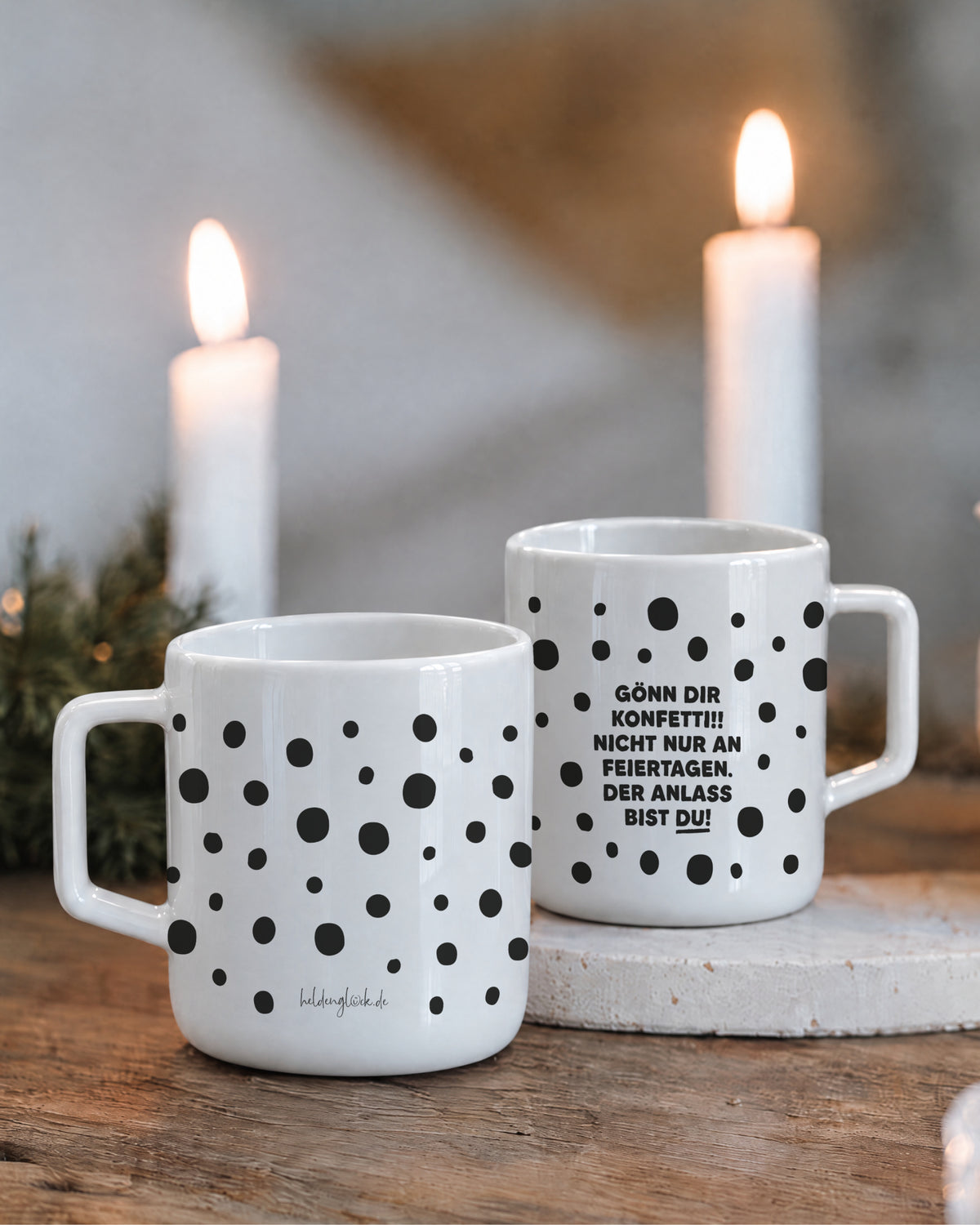 Zwei Porzellantassen mit Punkte-Muster vor brennenden Kerzen – 370 ml für Kaffee oder Tee.