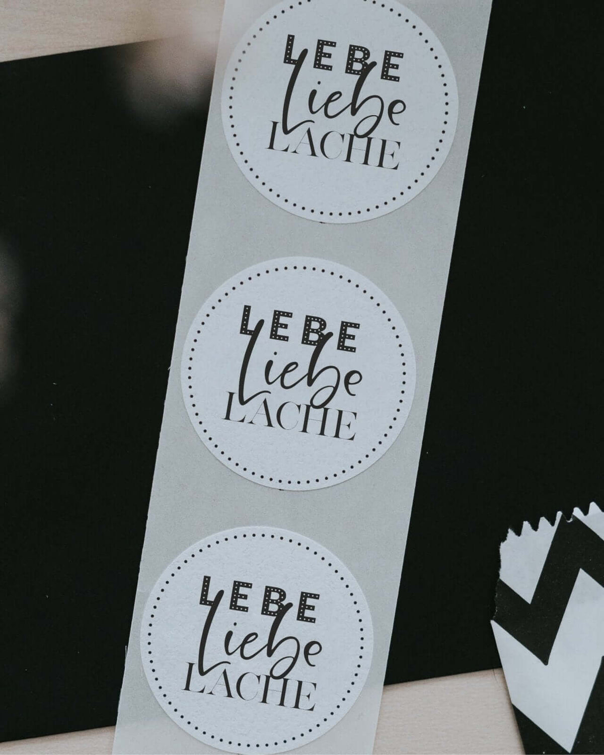 Aufkleber mit Spruch oder Motiv Lebe Liebe Lache in schwarz weiss