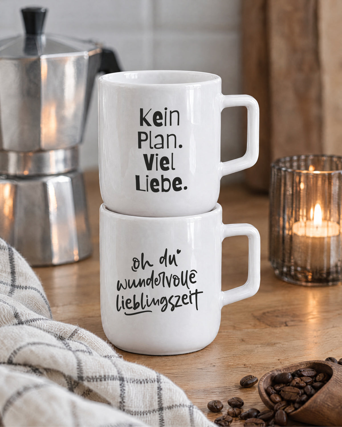 Zwei gestapelte Porzellantassen neben Espressokocher – 370 ml, 10,1 cm hoch.