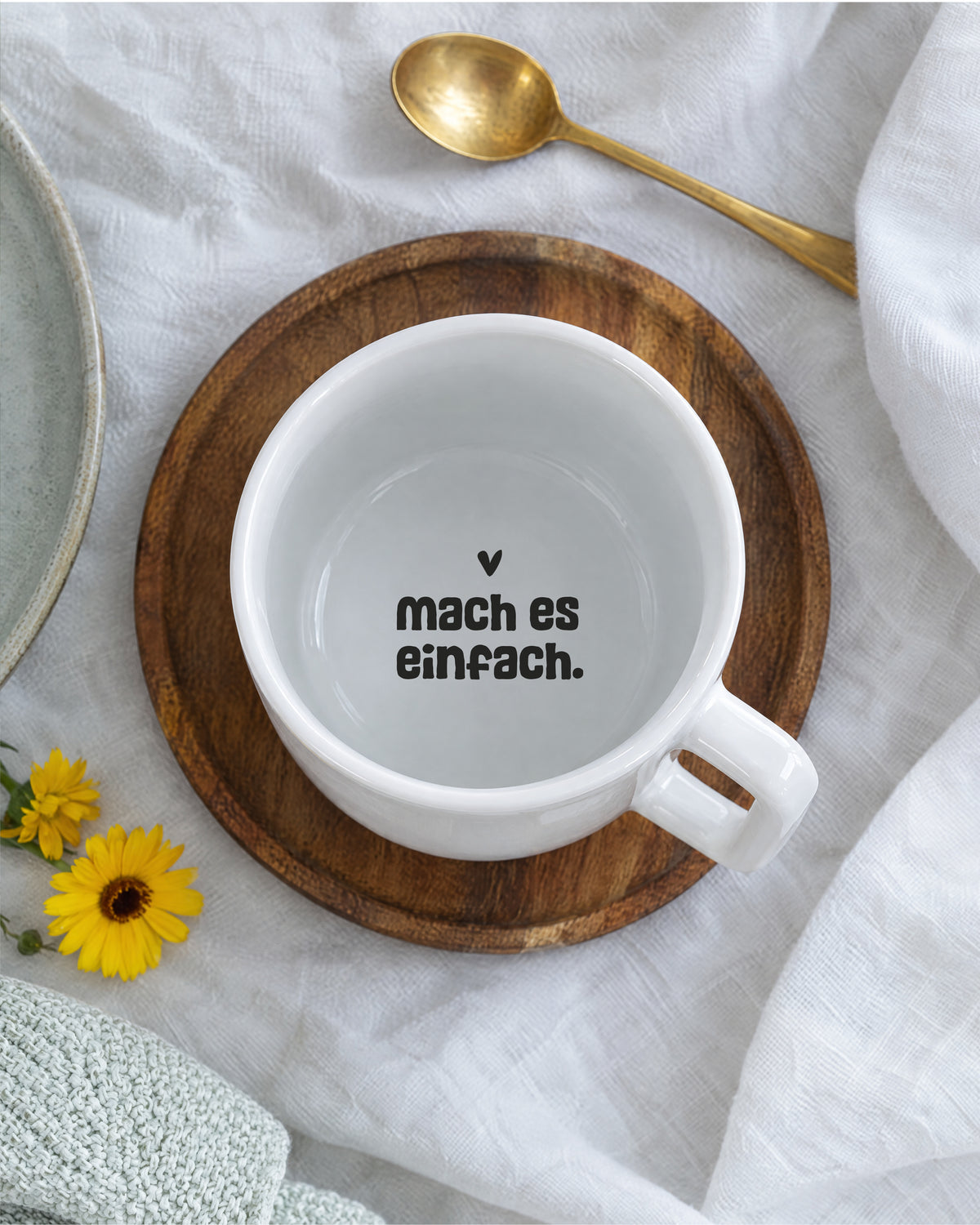 Blick in die Tasse: zweiter Spruch am inneren Trinkrand – „mach es einfach.“