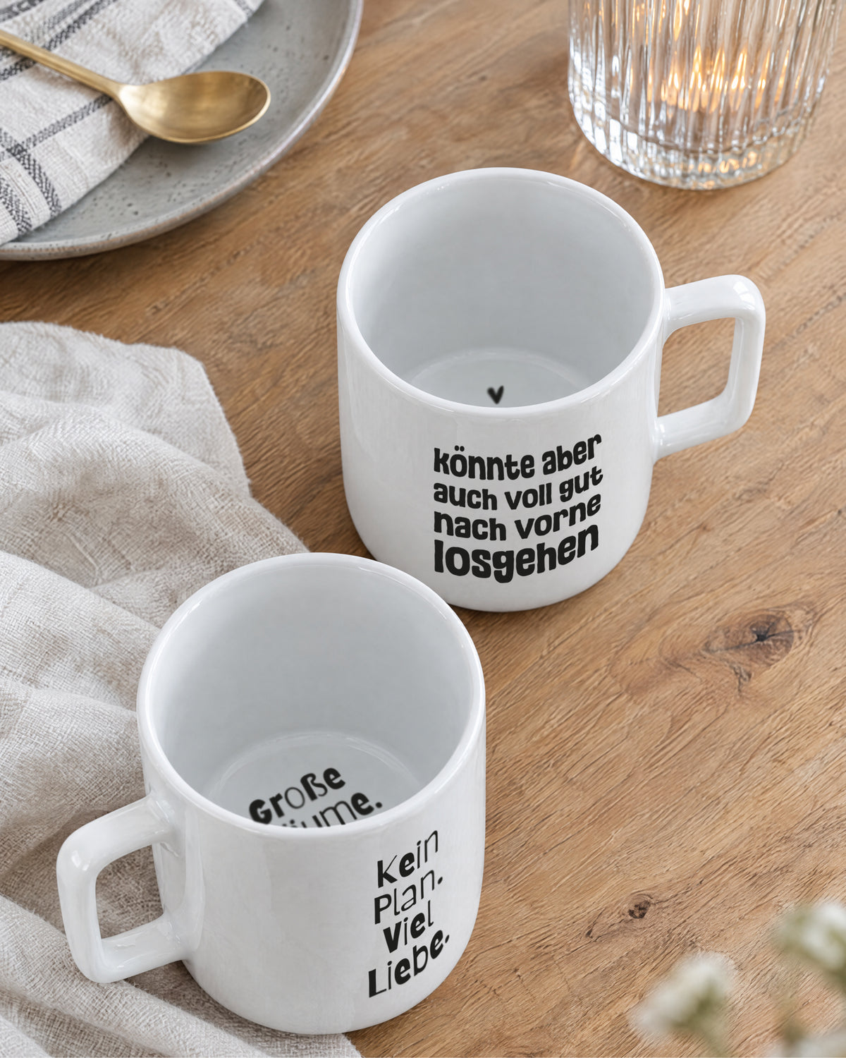 Zwei Porzellantassen auf dem Frühstückstisch – 370 ml für Kaffee oder Tee.