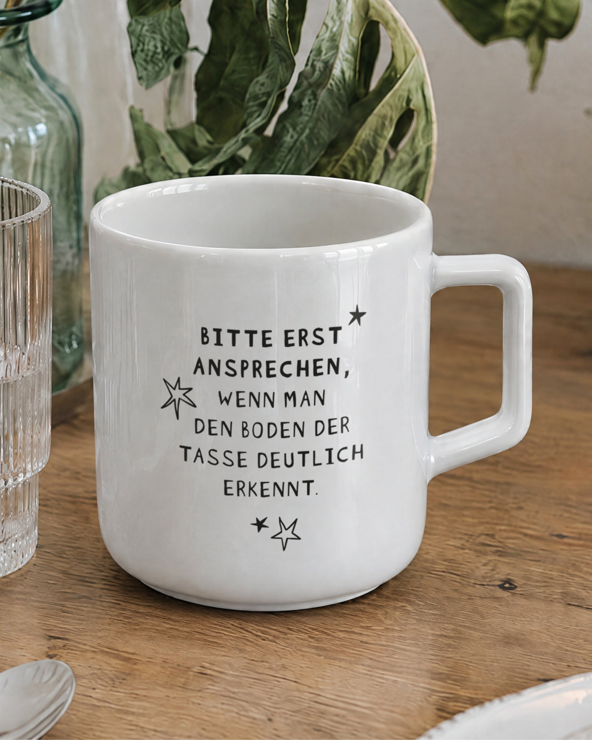 Porzellantasse mit Spruch „Bitte erst ansprechen, wenn man den Boden der Tasse deutlich erkennt.“
