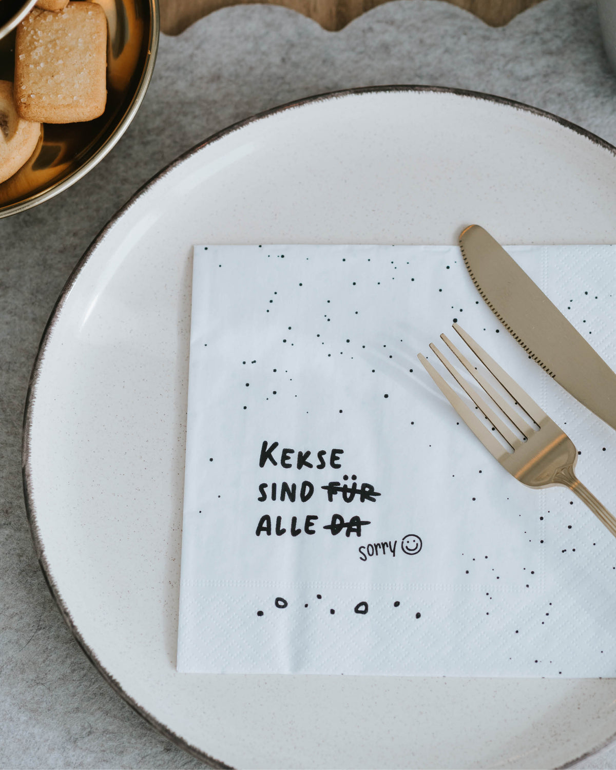 Weihnachtsserviette mit augenzwinkerndem Spruch – charmant, reduziert und herrlich ehrlich.