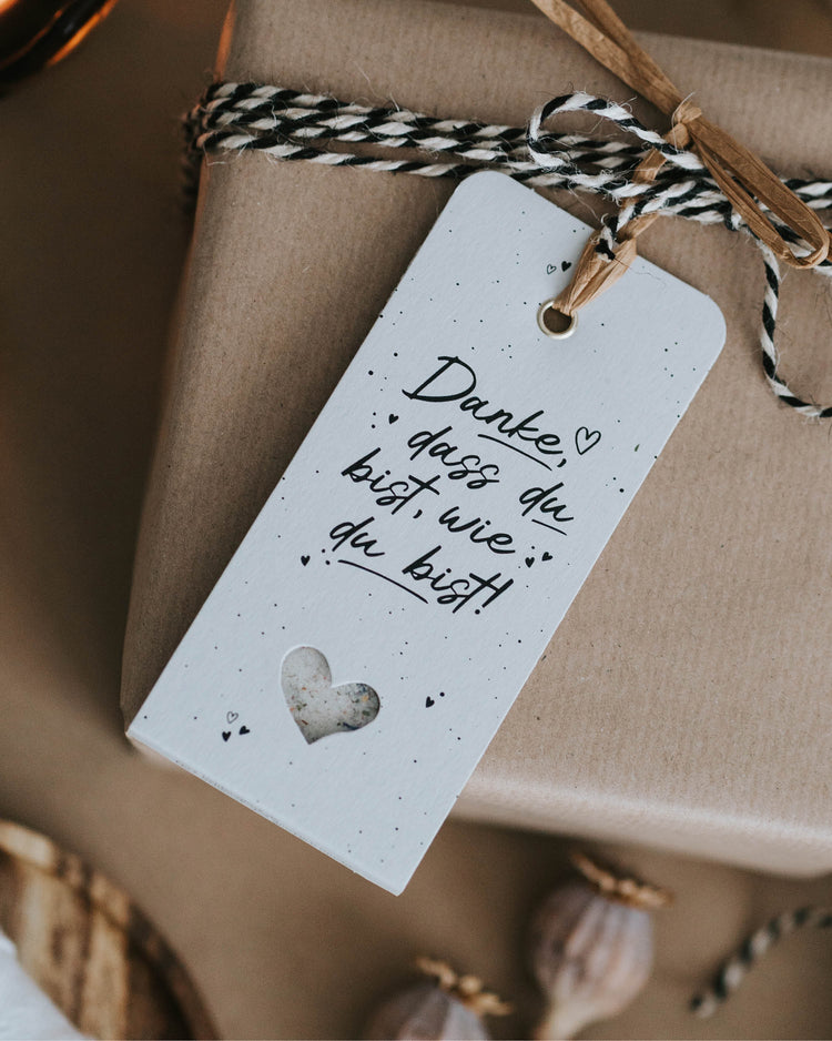 Geschenkanhänger mit der Botschaft „Danke, dass du bist, wie du bist!“ – ehrlich, stilvoll und genussvoll.