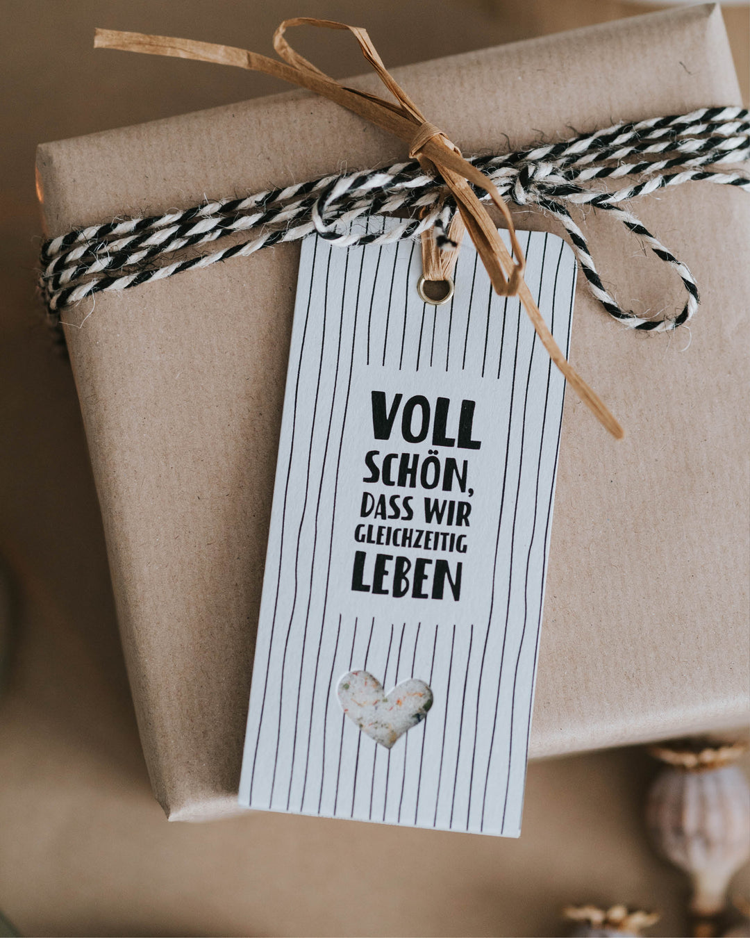 Geschenkanhänger mit dem Spruch „Voll schön, dass wir gleichzeitig leben“ und bunter Blütensalz-Mischung.