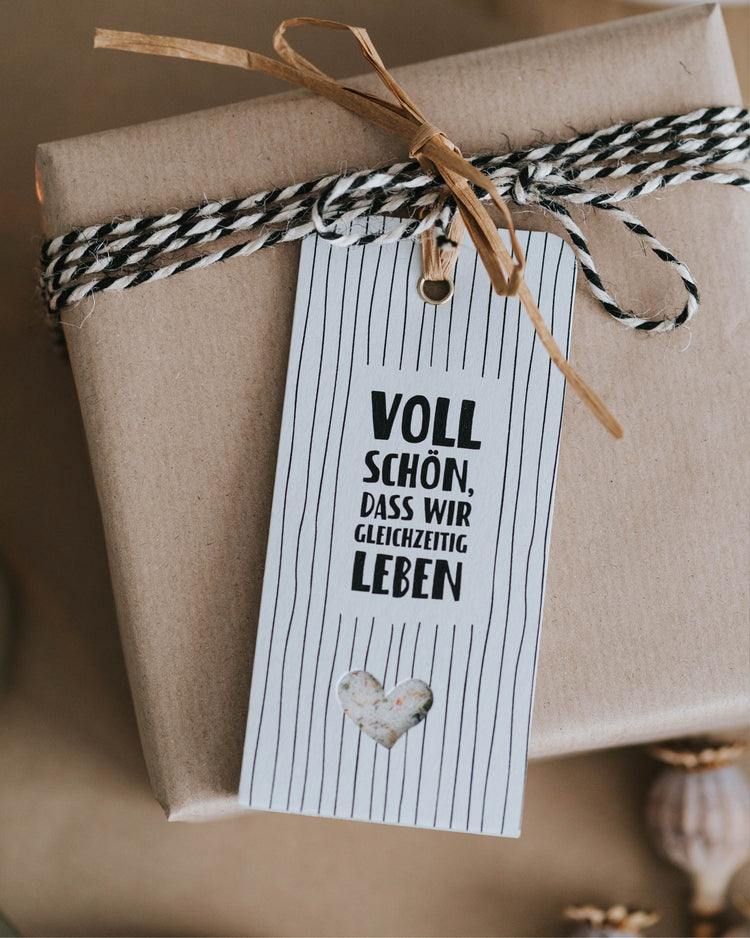 Geschenkanhänger mit dem Spruch „Voll schön, dass wir gleichzeitig leben“ und bunter Blütensalz-Mischung.
