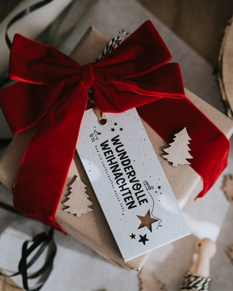 Geschenkanhänger mit Grußkarte und Lebkuchengewürz – liebevoll handgemacht für die Weihnachtszeit.