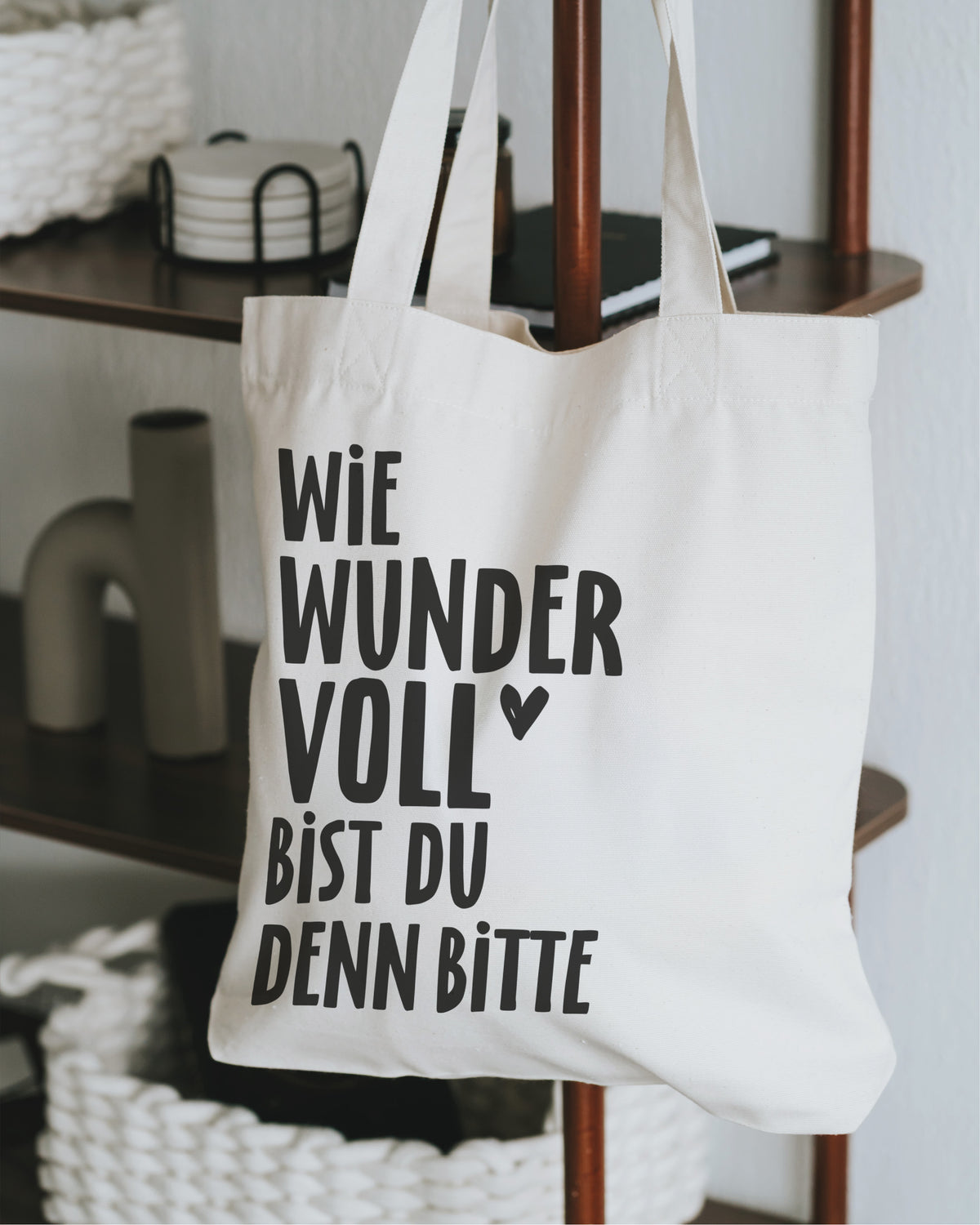 Stofftasche natur frontal: „Wie wundervoll bist du denn bitte“ – stilvolles Schwarz-Weiß-Design.