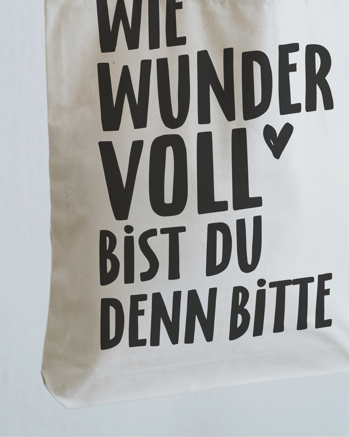 Nahaufnahme des Drucks „Wie wundervoll bist du denn bitte“ auf dem Canvas-Stoffbeutel.