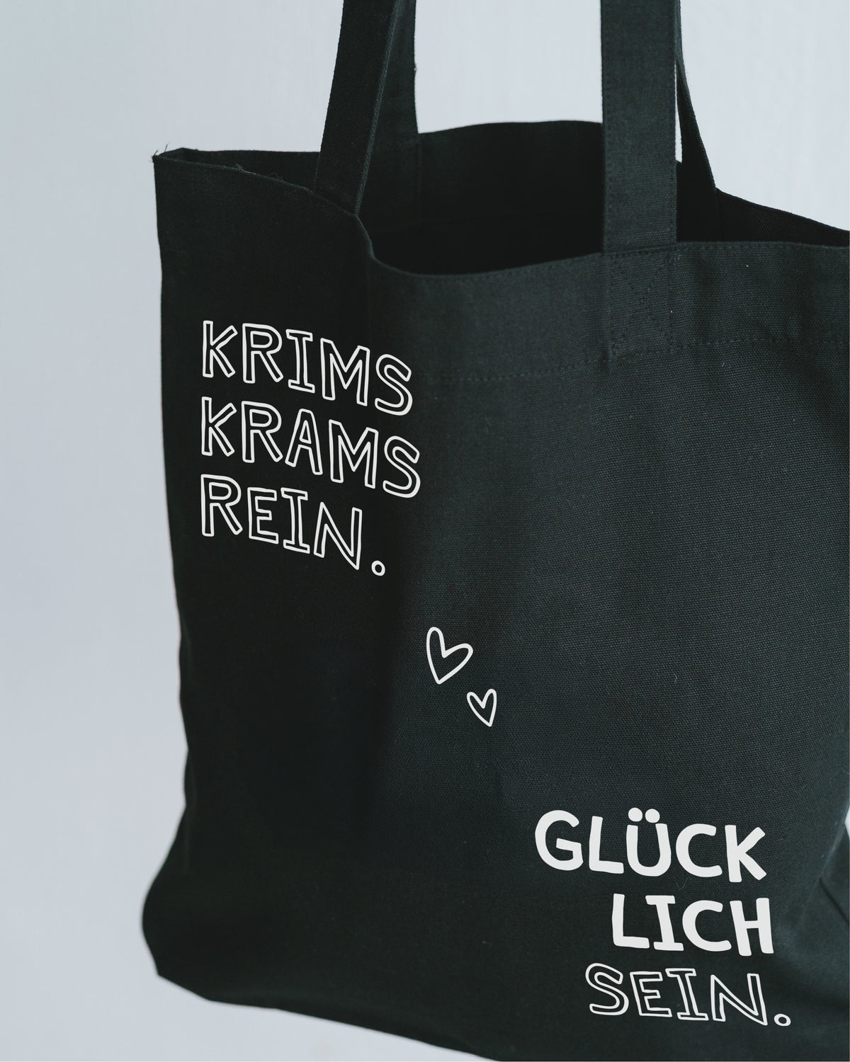 Stofftasche schwarz frontal, Schriftzug groß – stilvolles Schwarz-Weiß-Design.