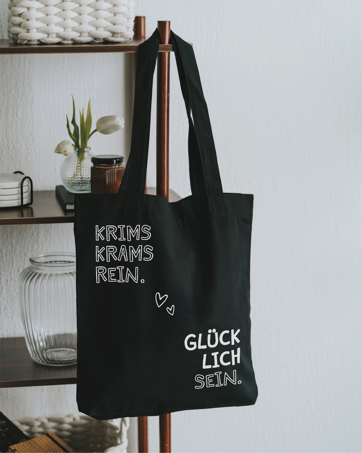 Stoffbeutel schwarz am Holzregal – Canvas-Stoff mit langen Henkeln.
