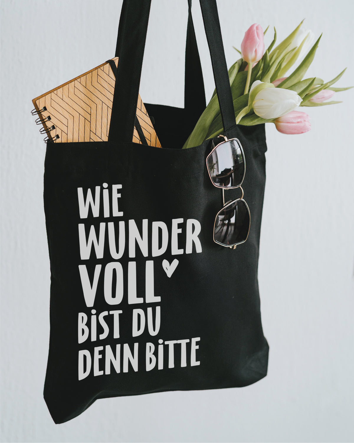Stofftasche schwarz mit Korb, Tulpen und Sonnenbrille – Spruch in Weiß.