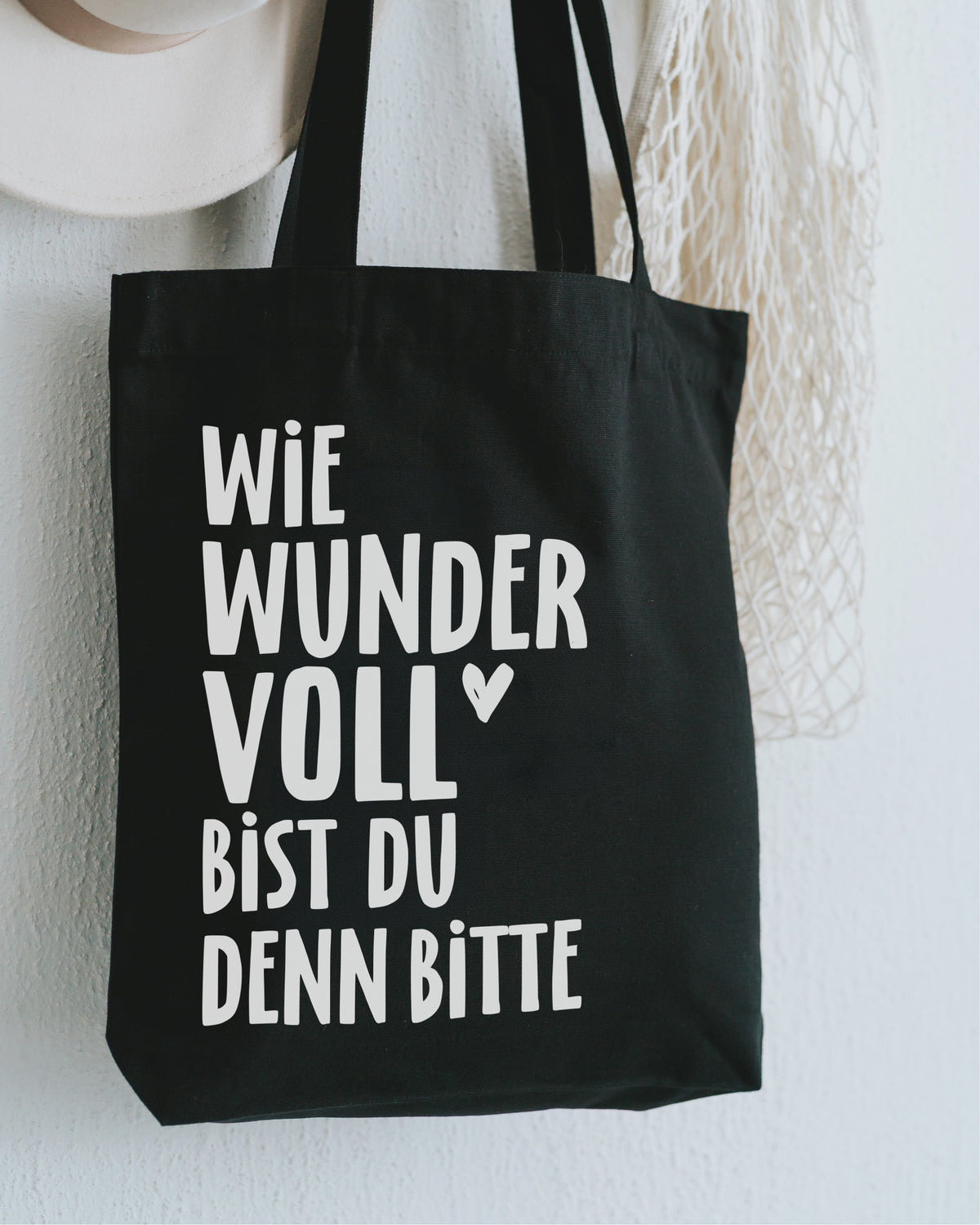 Stofftasche schwarz frontal, Schriftzug groß – stilvolles Schwarz-Weiß-Design.