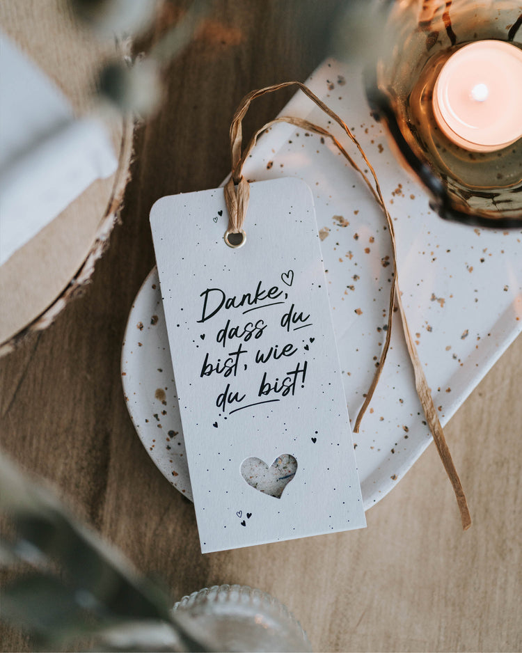 Schwarz-weißer Geschenkanhänger mit Botschaft und aromatischer Gewürzmischung – nachhaltig und handgemacht.