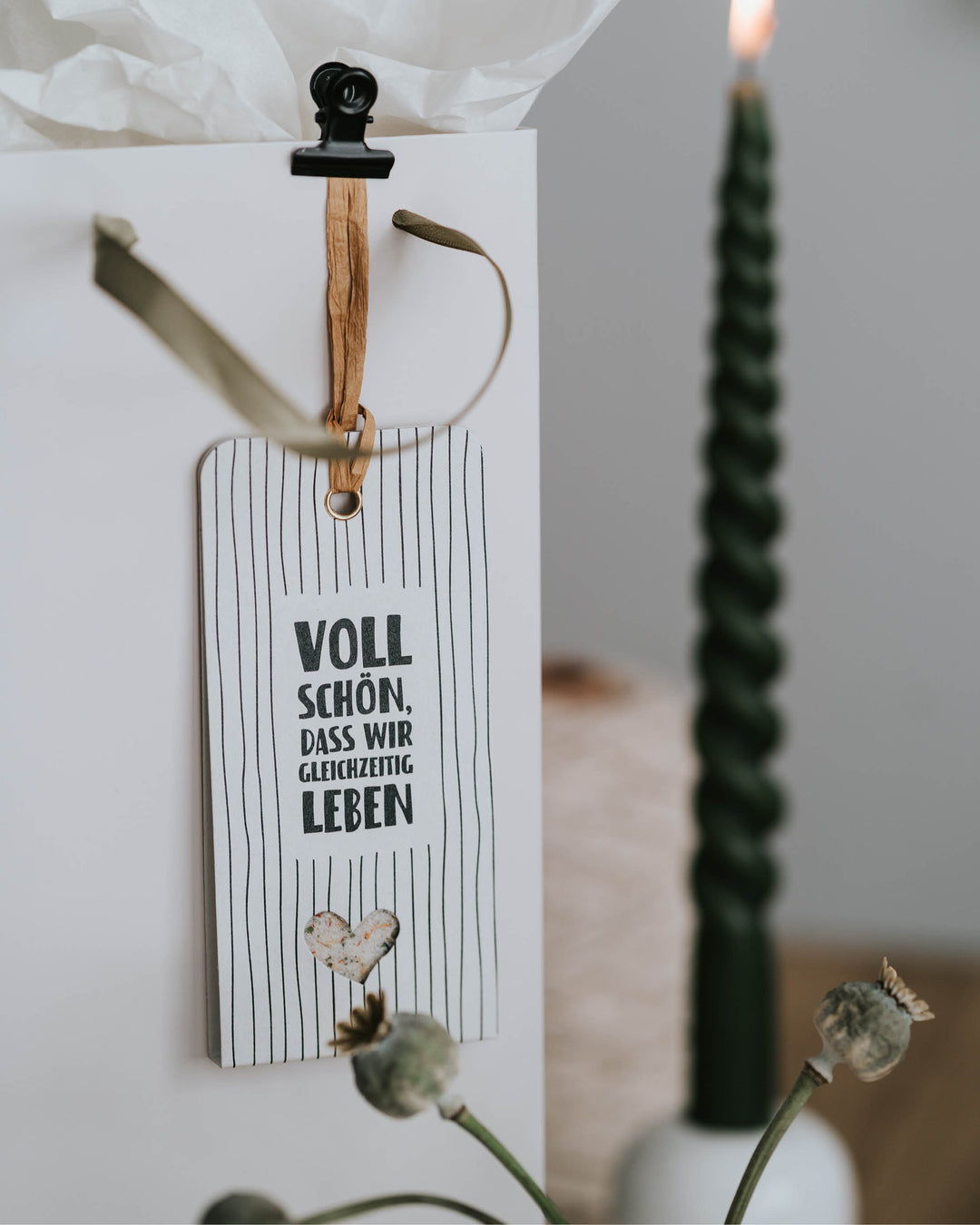 Feines Blütensalz als kleines Geschenk, kombiniert mit emotionalem Spruchanhänger.