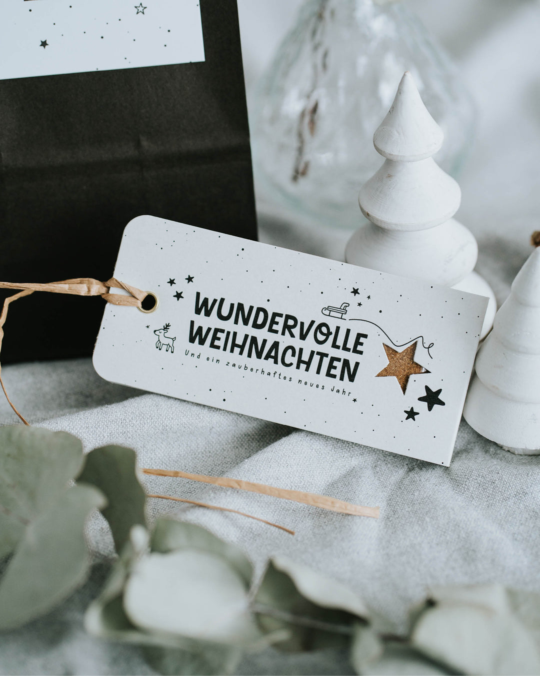 Kleines Weihnachtsgeschenk mit aromatischer Gewürzmischung und stilvollem Design.