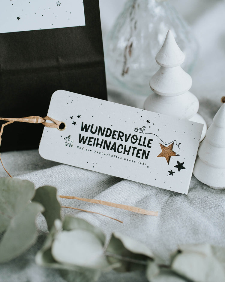 Kleines Weihnachtsgeschenk mit aromatischer Gewürzmischung und stilvollem Design.