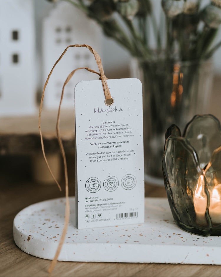 Handgemachter Anhänger aus Recyclingkarton mit Gewürzmischung – Danke sagen mit Stil und Geschmack.