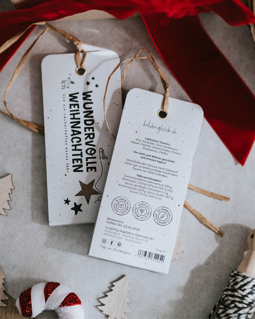 Nachhaltiger Geschenkanhänger mit Lebkuchenduft – hergestellt aus Recyclingkarton.