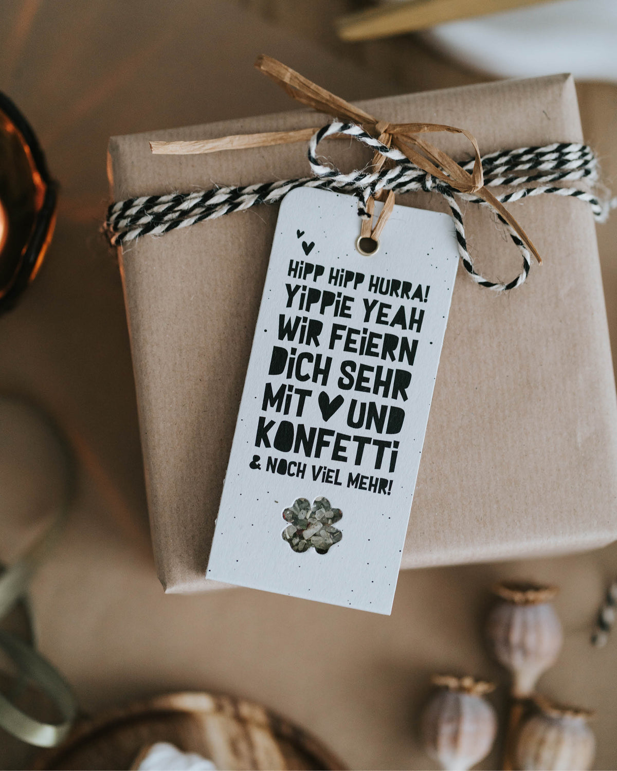Geschenkanhänger „Hipp Hurra“ mit fröhlichem Design und Gewürzfüllung