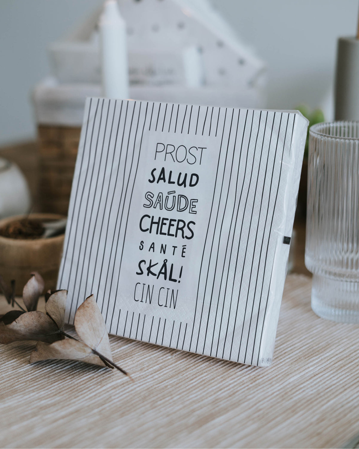 Tischdeko mit internationalem Trinkspruch – eine Serviette, die Stil und Freude verbindet.