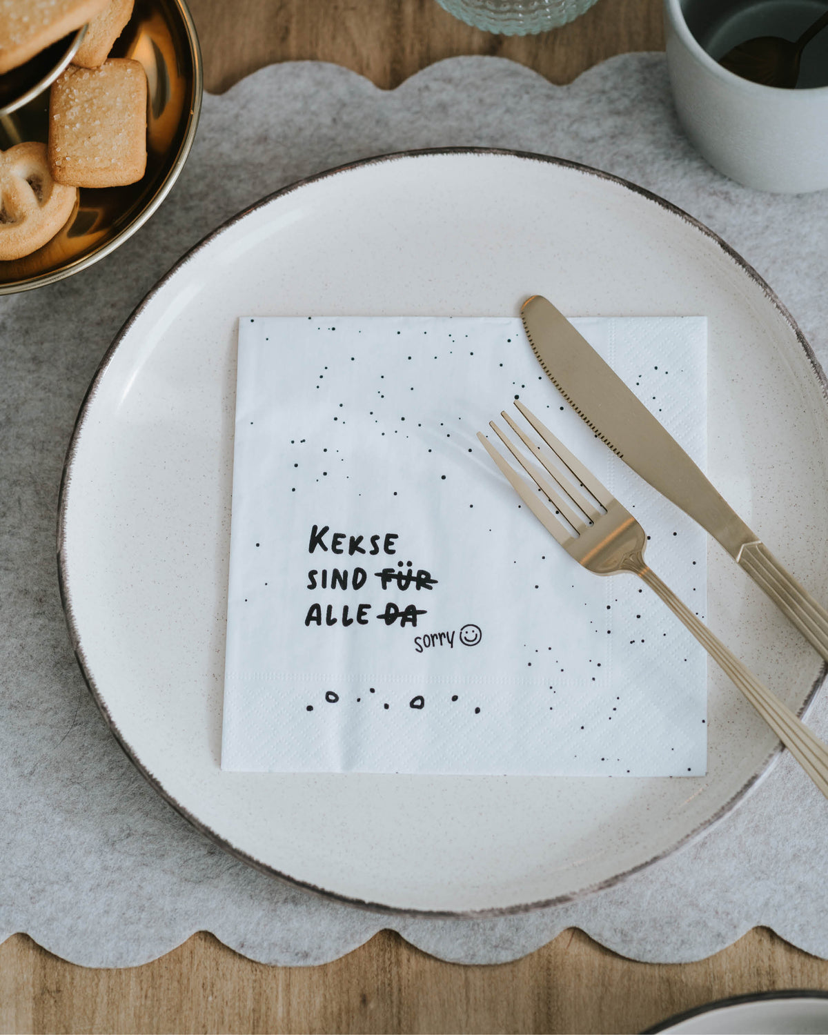 Festliche Tischdeko mit Witz und Stil – für alle, die Weihnachten mit einem Lächeln feiern.