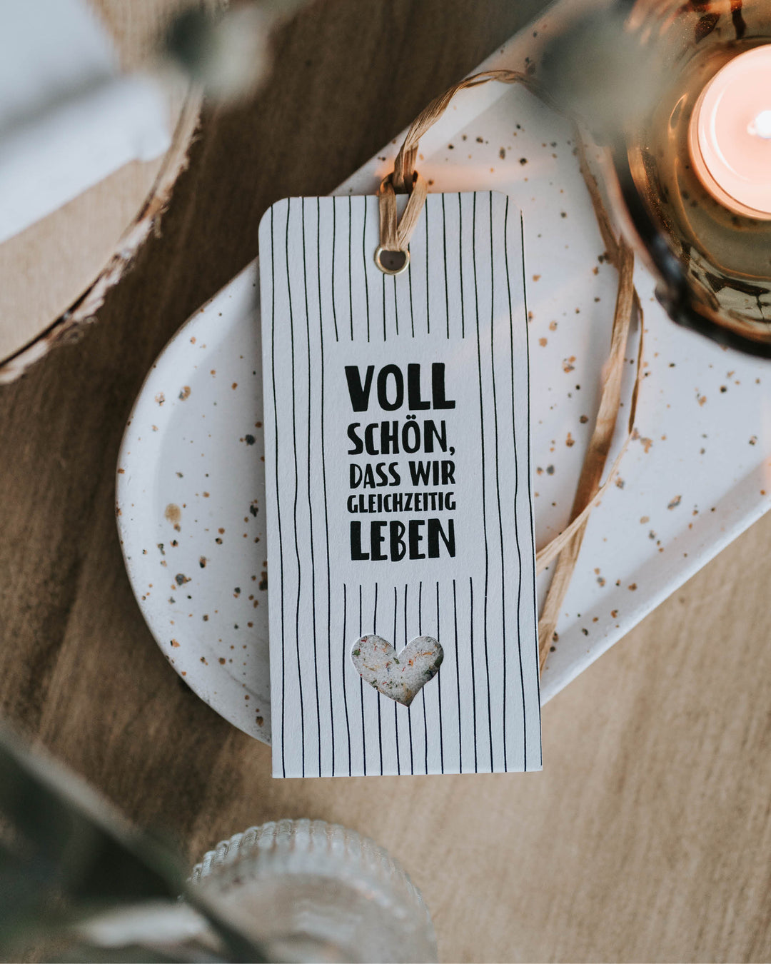 Emotionale Geschenkidee mit der Botschaft „Voll schön, dass wir gleichzeitig leben“ und kulinarischem Extra.