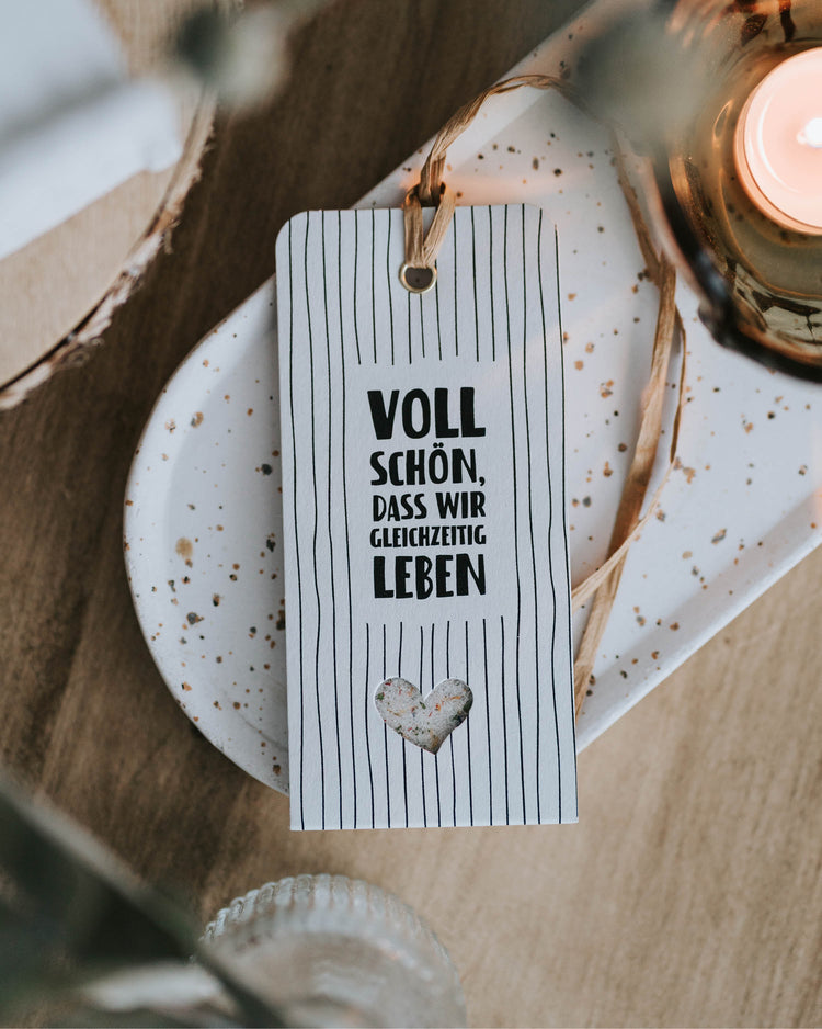 Emotionale Geschenkidee mit der Botschaft „Voll schön, dass wir gleichzeitig leben“ und kulinarischem Extra.