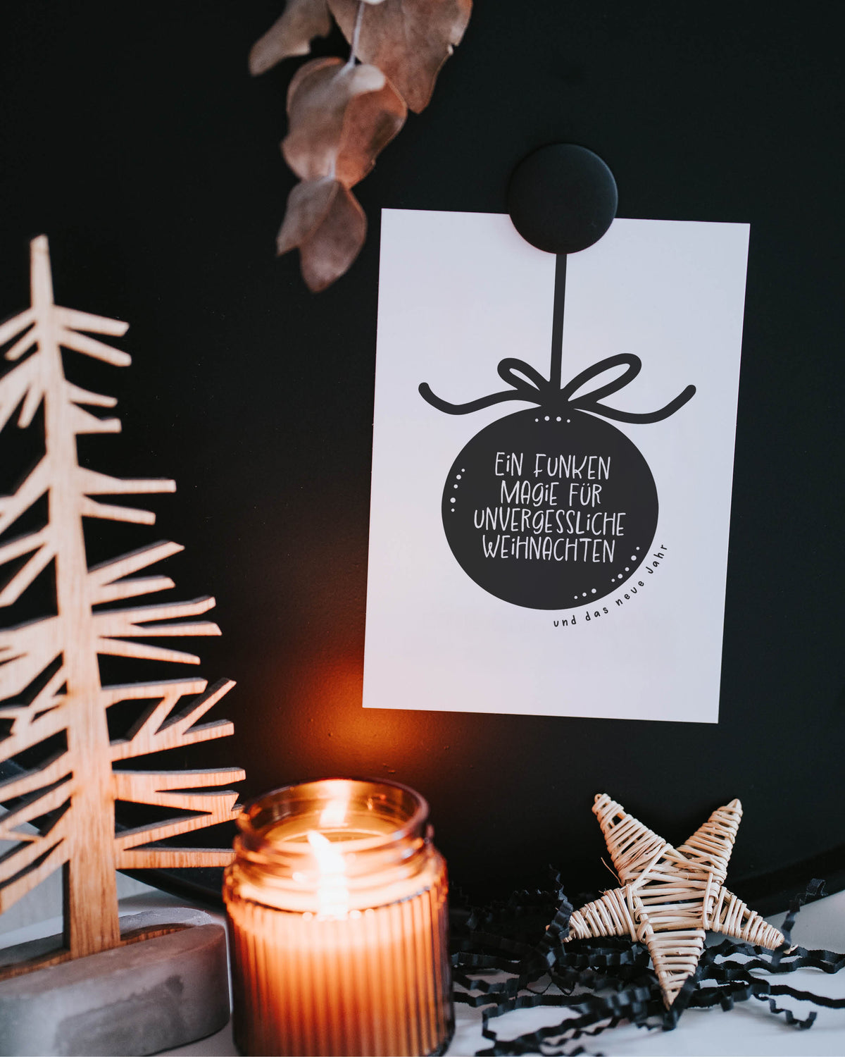 Weihnachtskarte mit Spruch „Ein Funken Magie“ – modernes, elegantes Design mit stilisierter Weihnachtskugel.