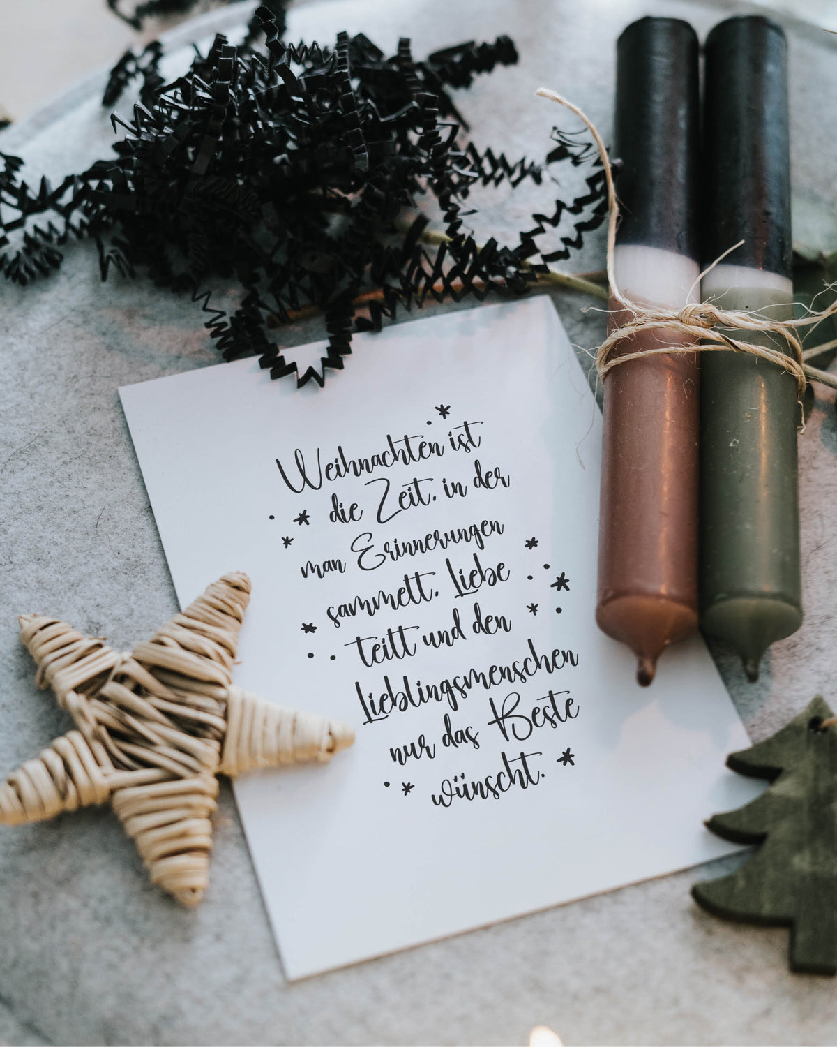 Weihnachtskarte mit liebevollem Spruch – ein stiller Gruß, der daran erinnert, gemeinsame Erinnerungen zu bewahren und Liebe weiterzugeben.