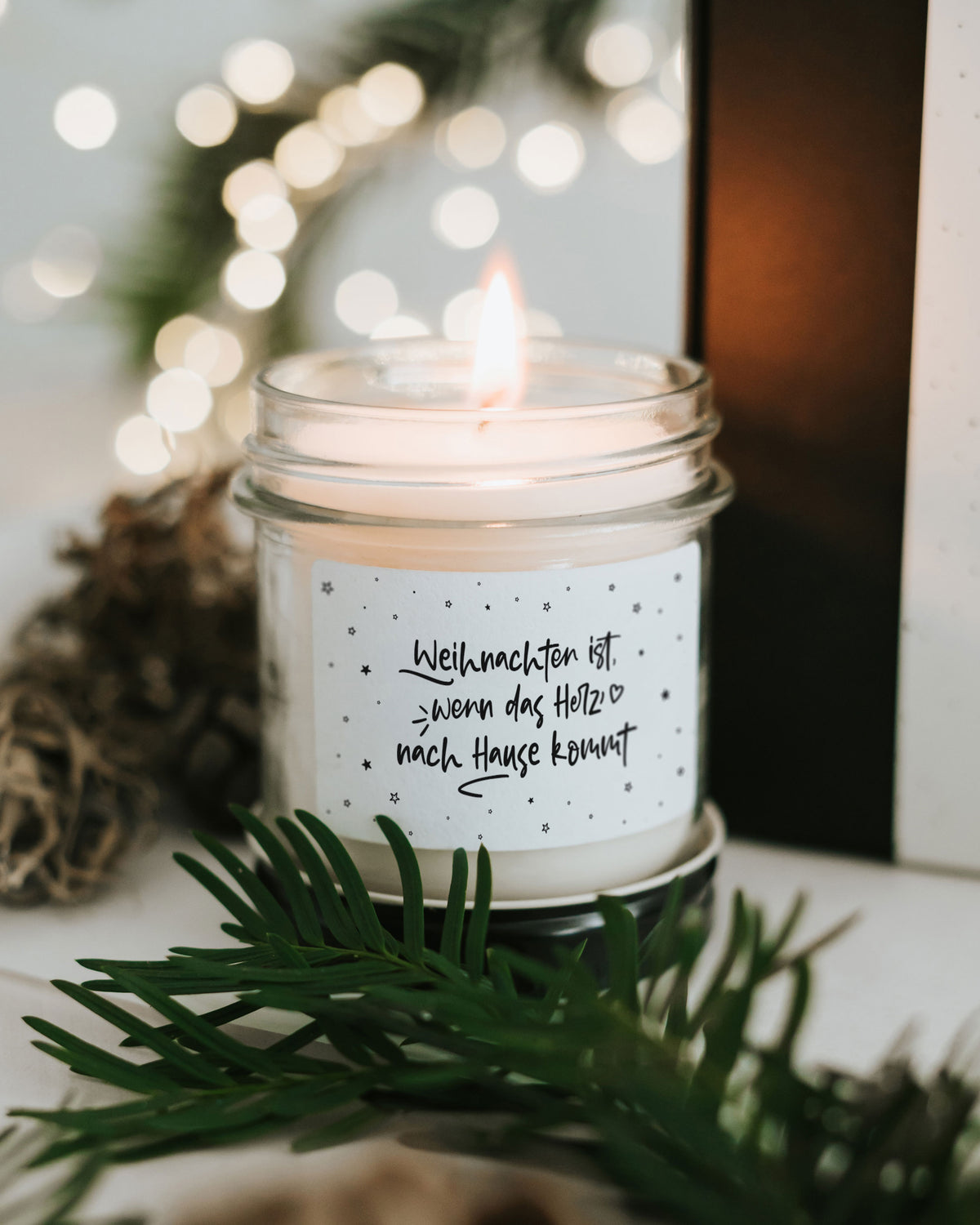 Weihnachtskerze, die Wärme ins Zuhause bringt – mit Botschaft für Herzmenschen.