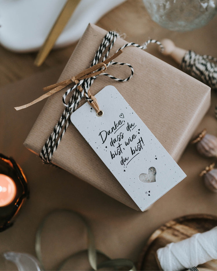 Geschenk mit ehrlicher Wertschätzung: feiner Gewürzanhänger mit moderner Botschaft und Design.