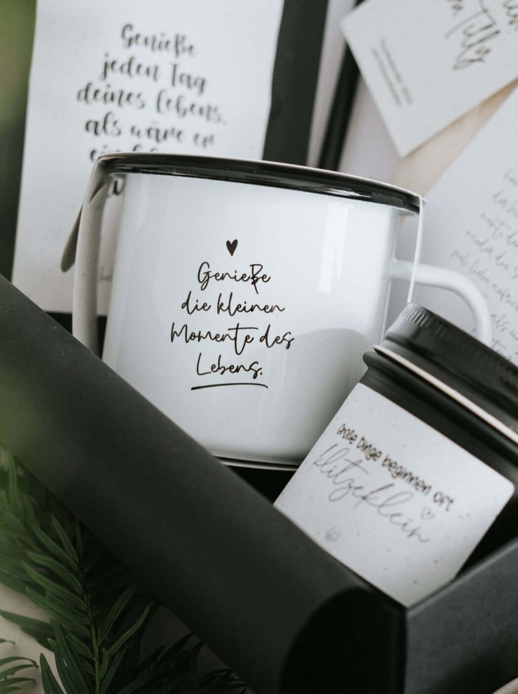 Tasse mit Spruch oder Motiv Kleine Momente in schwarz weiss