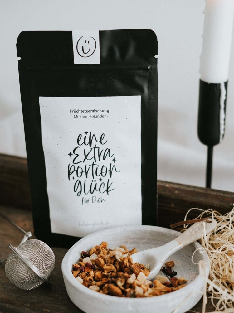 Tee mit Spruch oder Motiv Eine Extraportion in schwarz weiss