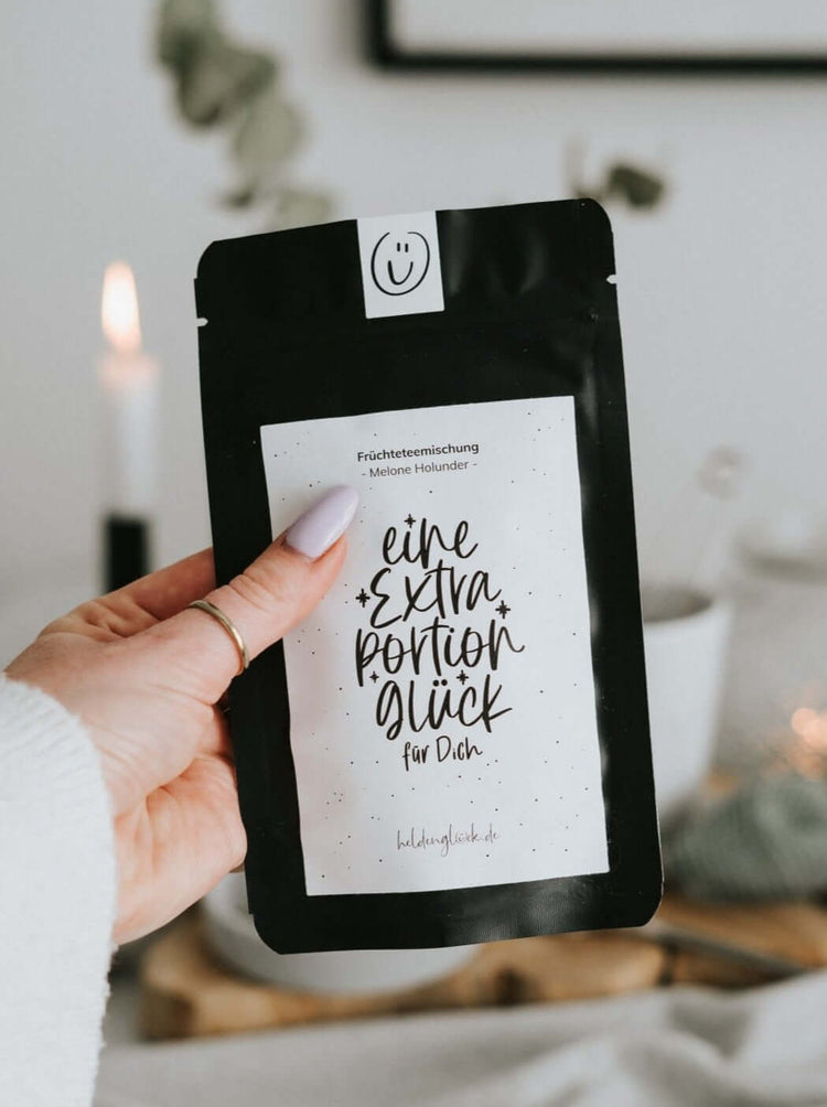 Tee mit Spruch oder Motiv Eine Extraportion in schwarz weiss