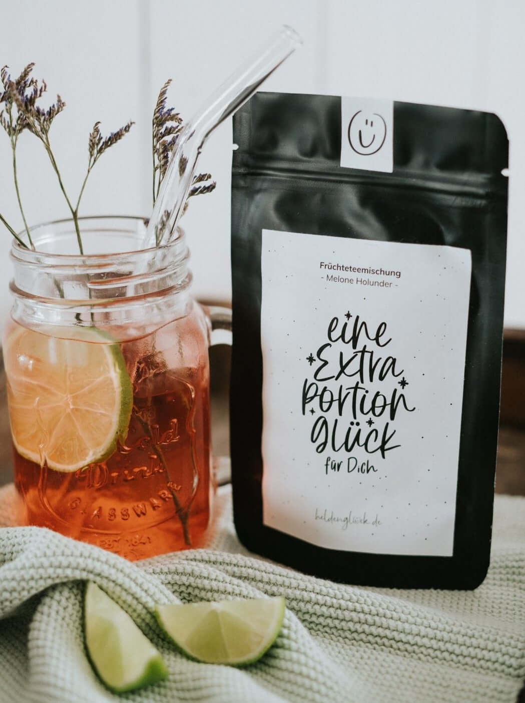 Tee mit Spruch oder Motiv Eine Extraportion in schwarz weiss