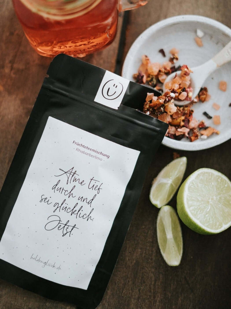 Tee mit Spruch oder Motiv Sei glücklich in schwarz weiss