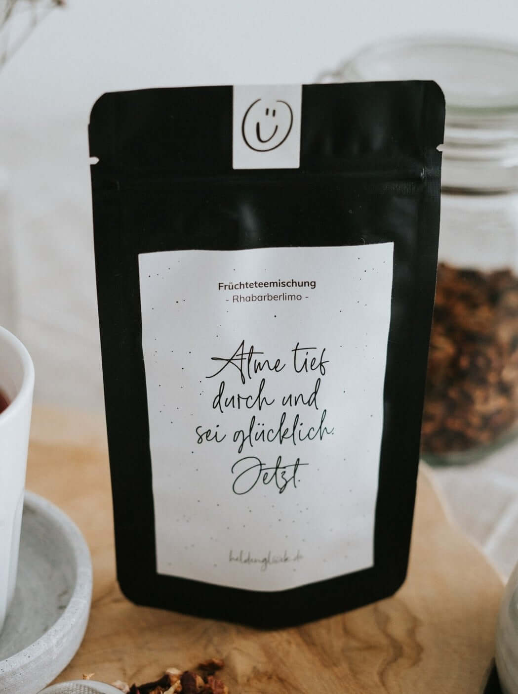 Tee mit Spruch oder Motiv Sei glücklich in schwarz weiss