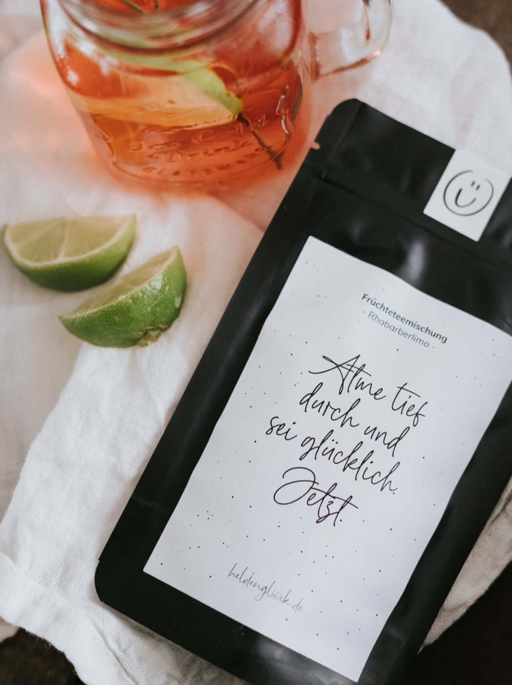 Tee mit Spruch oder Motiv Sei glücklich in schwarz weiss