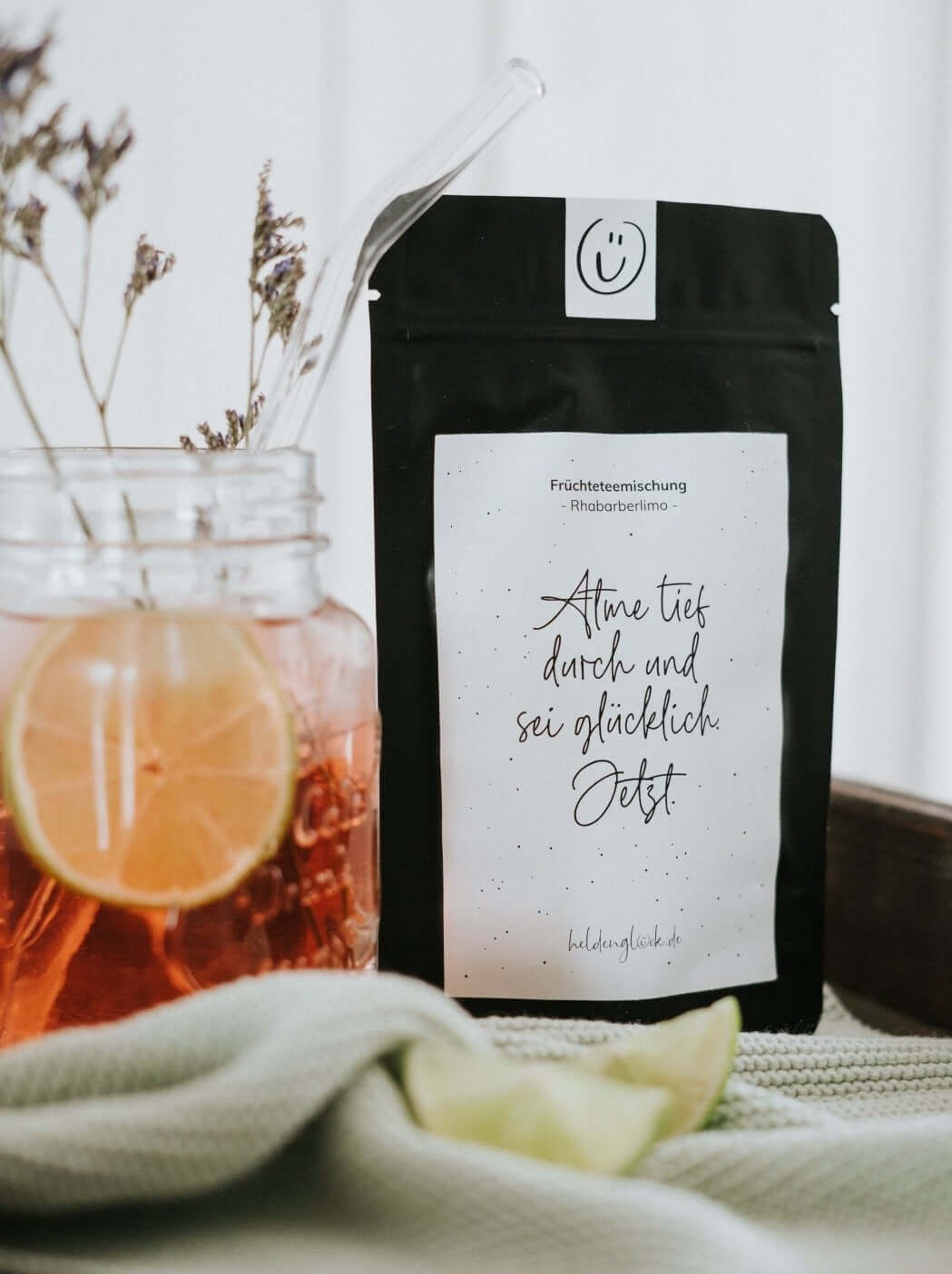 Tee mit Spruch oder Motiv Sei glücklich in schwarz weiss