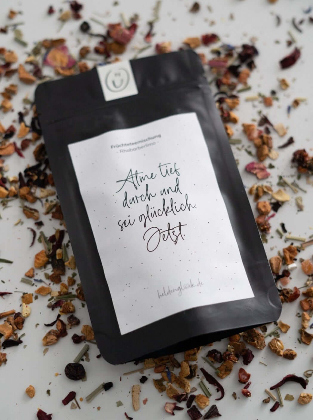 Tee mit Spruch oder Motiv Sei glücklich in schwarz weiss