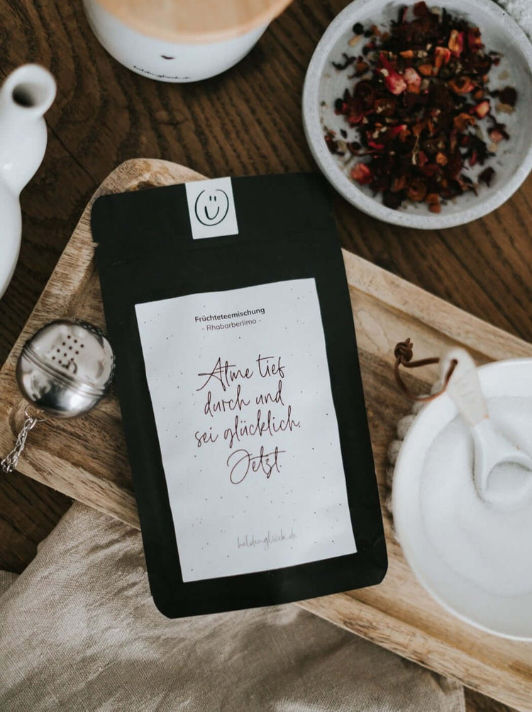 Tee mit Spruch oder Motiv Sei glücklich in schwarz weiss