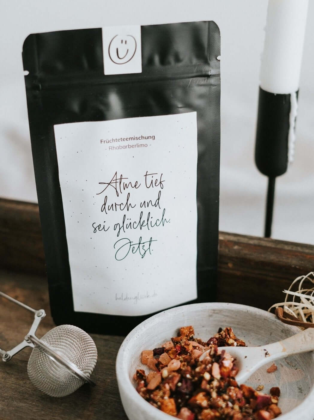 Tee mit Spruch oder Motiv Sei glücklich in schwarz weiss