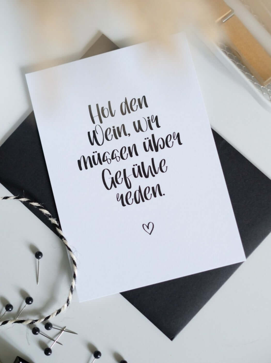 Postkarte mit Spruch oder Motiv Hol den Wein in schwarz weiss