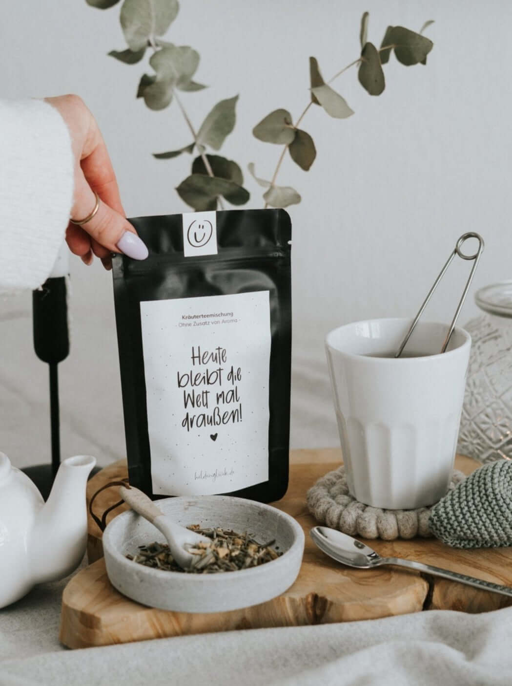 Tee mit Spruch oder Motiv Die Welt in schwarz weiss